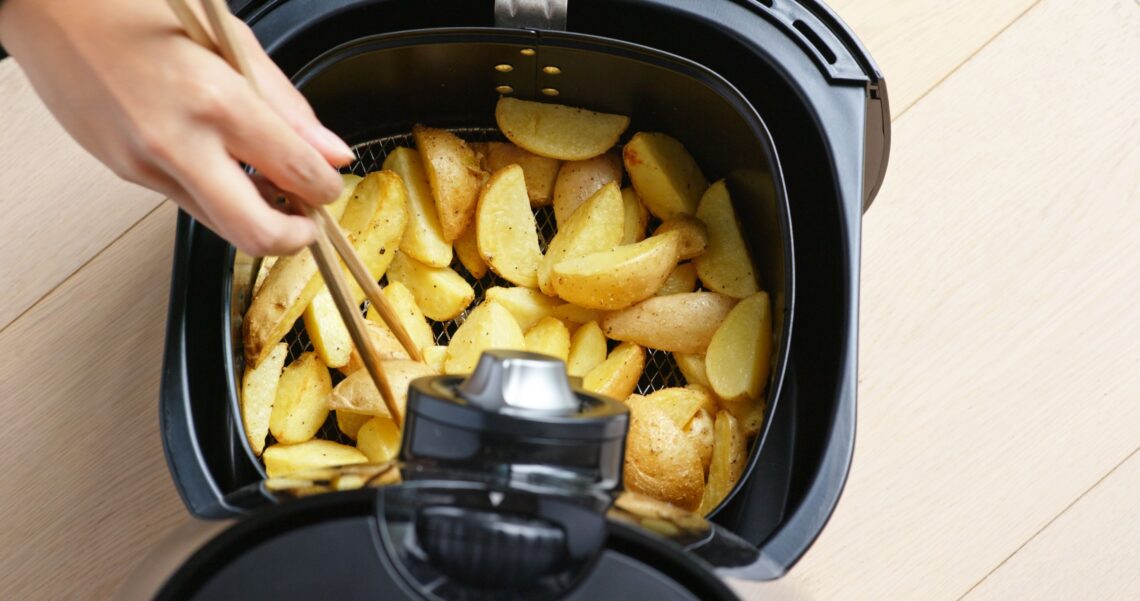 Wat is beter? Een airfryer of een friteuse? - Consument centraal