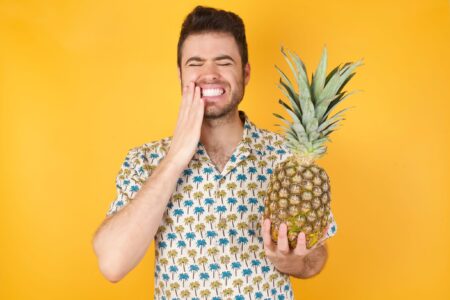 Dit is waarom verse ananas de binnenkant van je mond irriteert